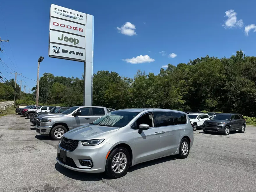 2023 Chrysler Pacifica Touring L photo 1