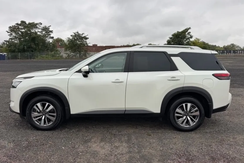 2023 Nissan Pathfinder SL photo 1