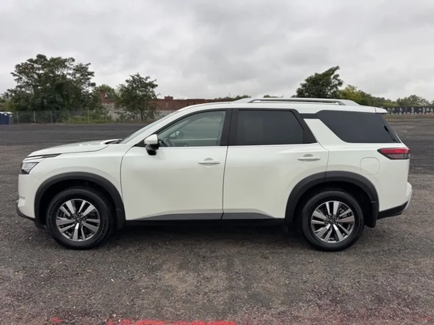 2023 Nissan Pathfinder SL photo 1