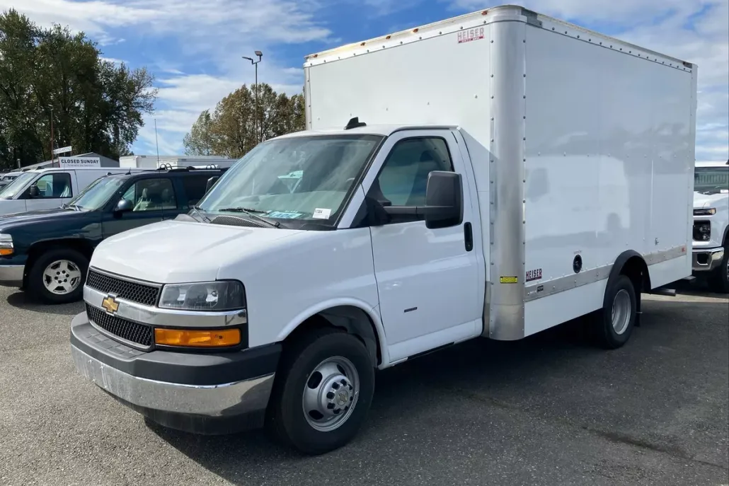 2024 Chevrolet Express Cutaway 3500 photo 1