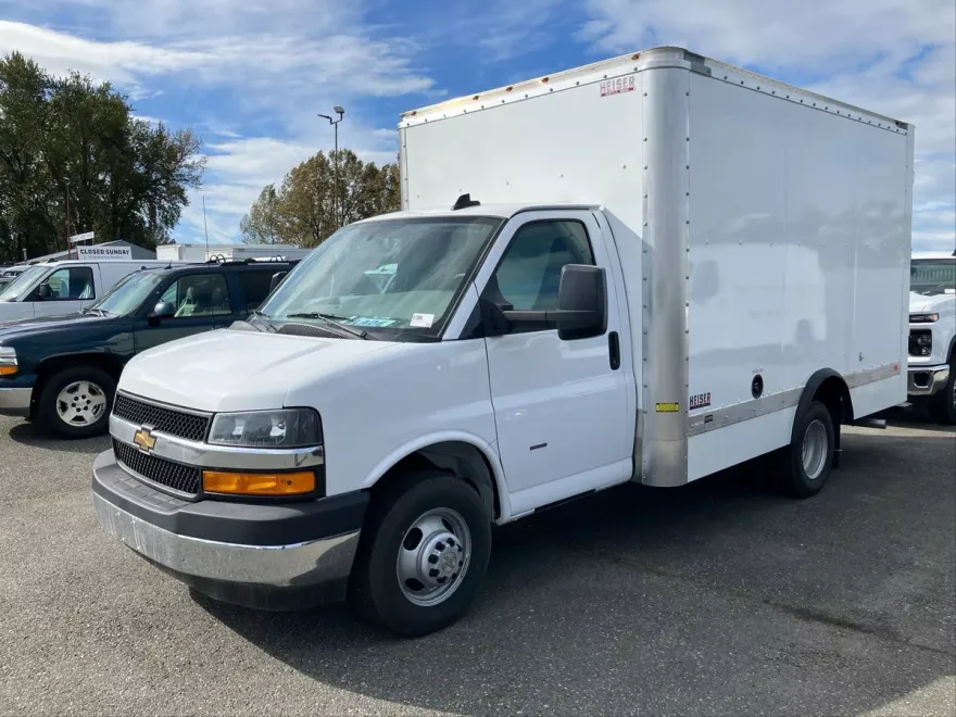 2024 Chevrolet Express Cutaway 3500 photo 1