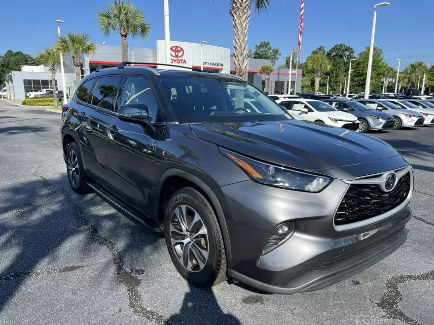 2022 Toyota Highlander XLE photo 1