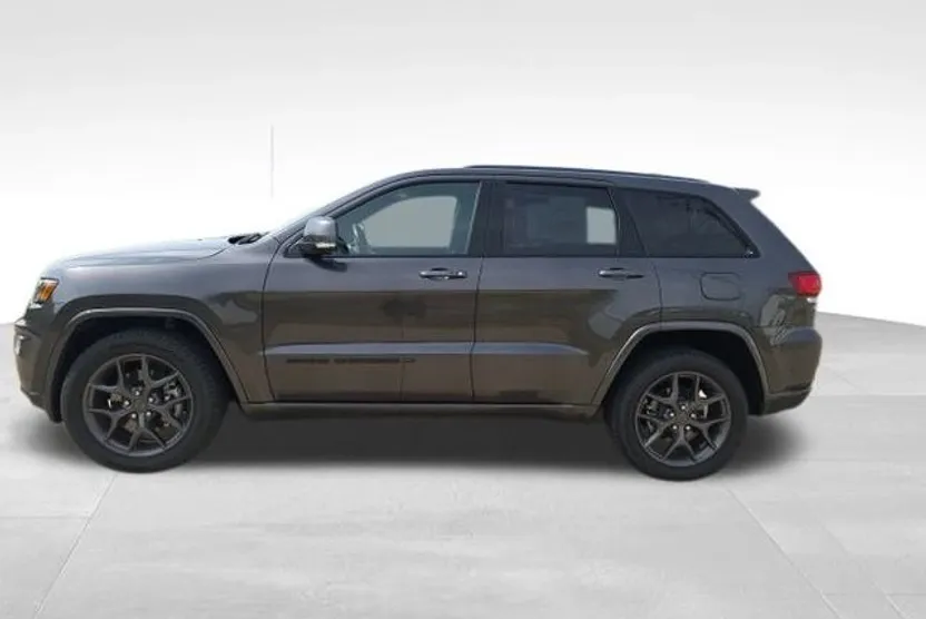 2021 Jeep Grand Cherokee Anniversary Edition photo 1