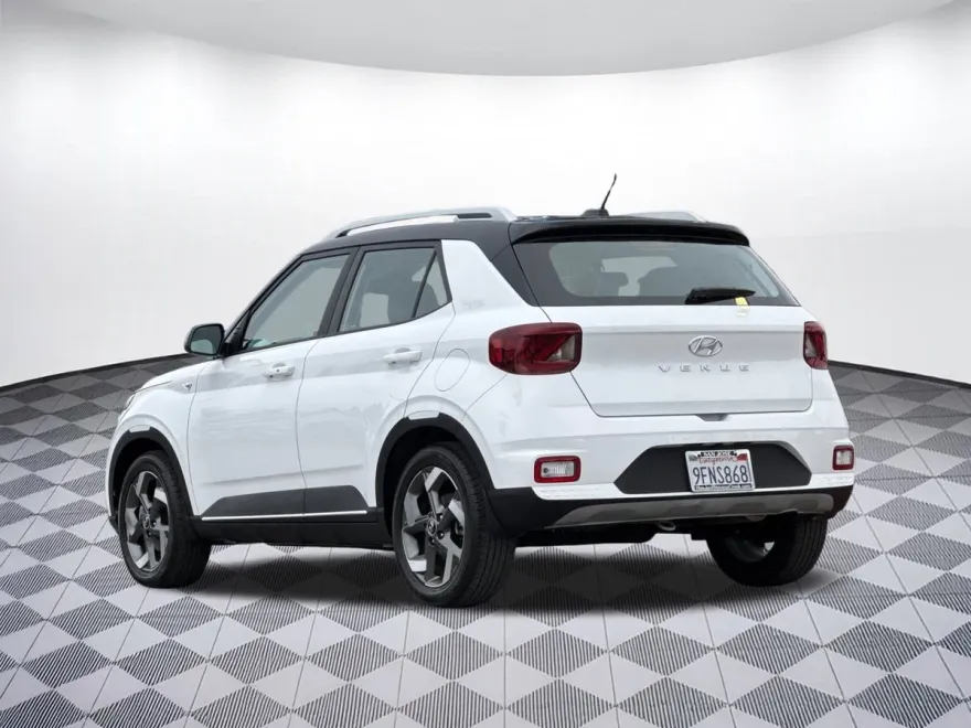 2023 Hyundai Venue Limited photo 1