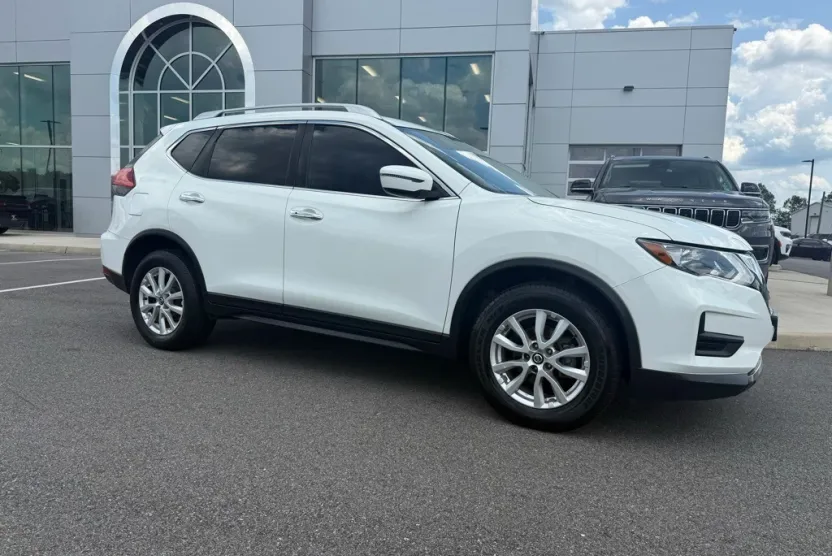 2017 Nissan Rogue SV photo 1