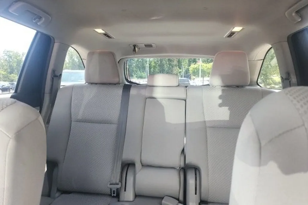 2019 Toyota Highlander LE photo 1