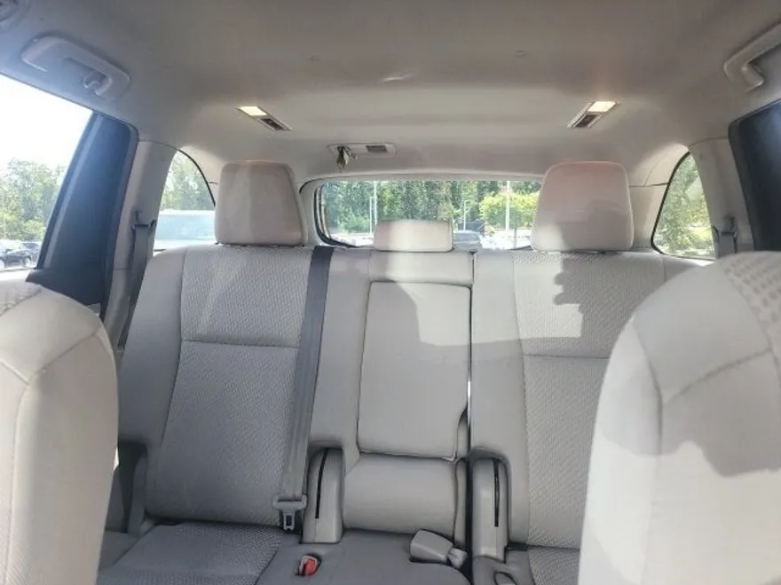 2019 Toyota Highlander LE photo 1