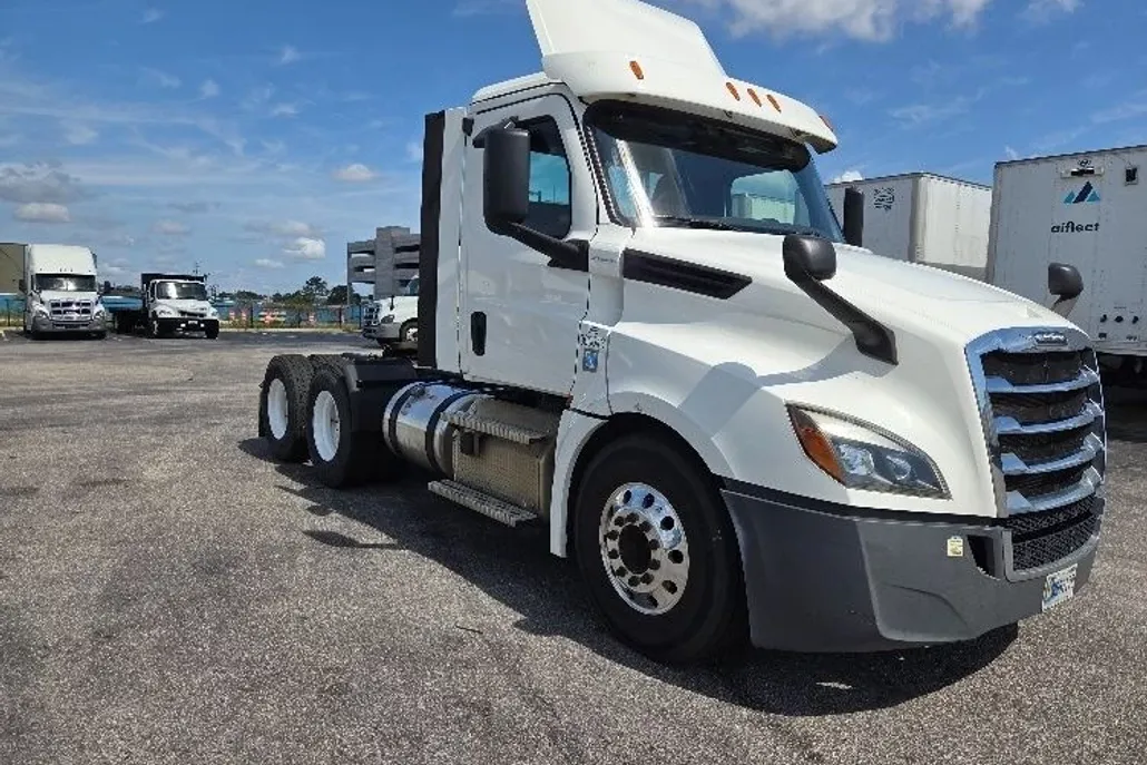 2020 Freightliner Cascadia 126" Day cab photo 1
