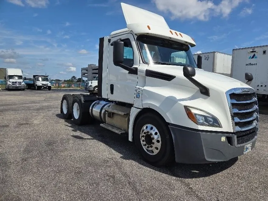 2020 Freightliner Cascadia 126" Day cab photo 1