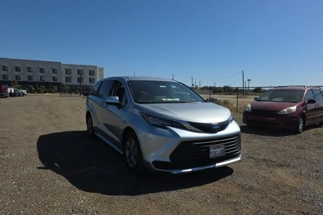 2022 Toyota Sienna LE photo 1