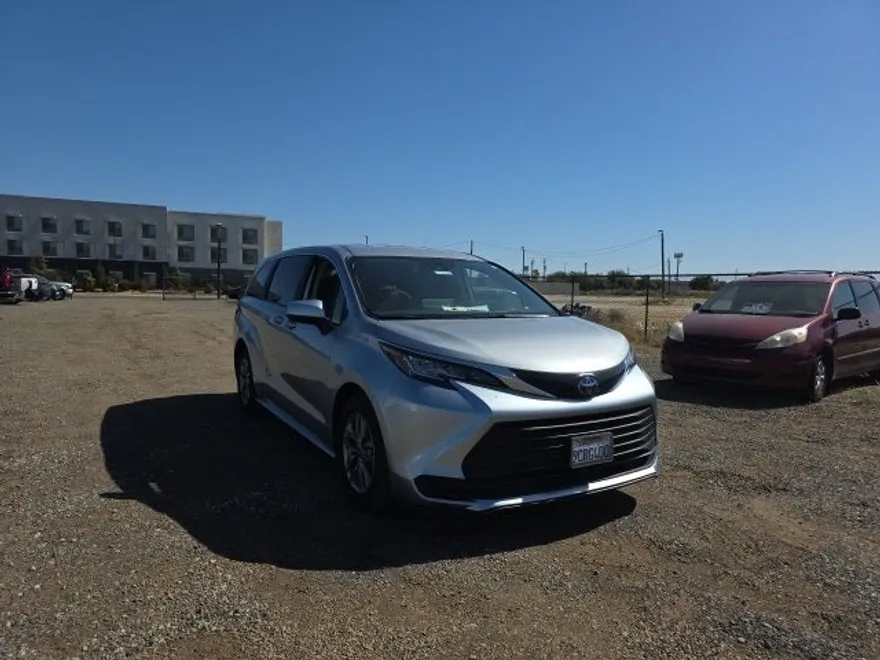 2022 Toyota Sienna LE photo 1