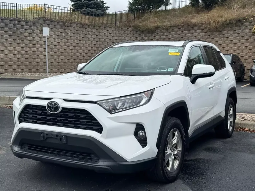 2019 Toyota RAV4 XLE photo 1