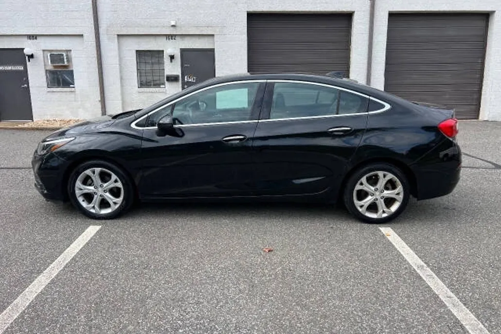 2017 Chevrolet Cruze Premier photo 1