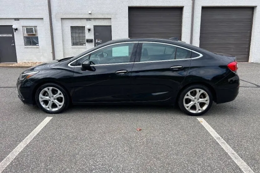2017 Chevrolet Cruze Premier photo 1