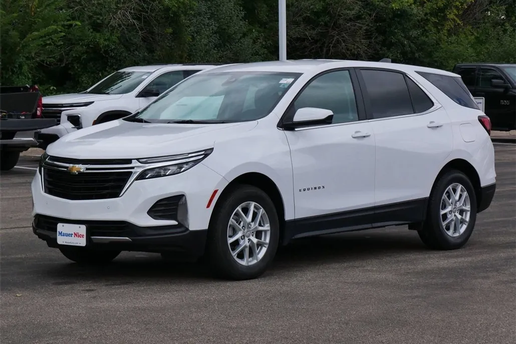 2024 Chevrolet Equinox LT photo 1