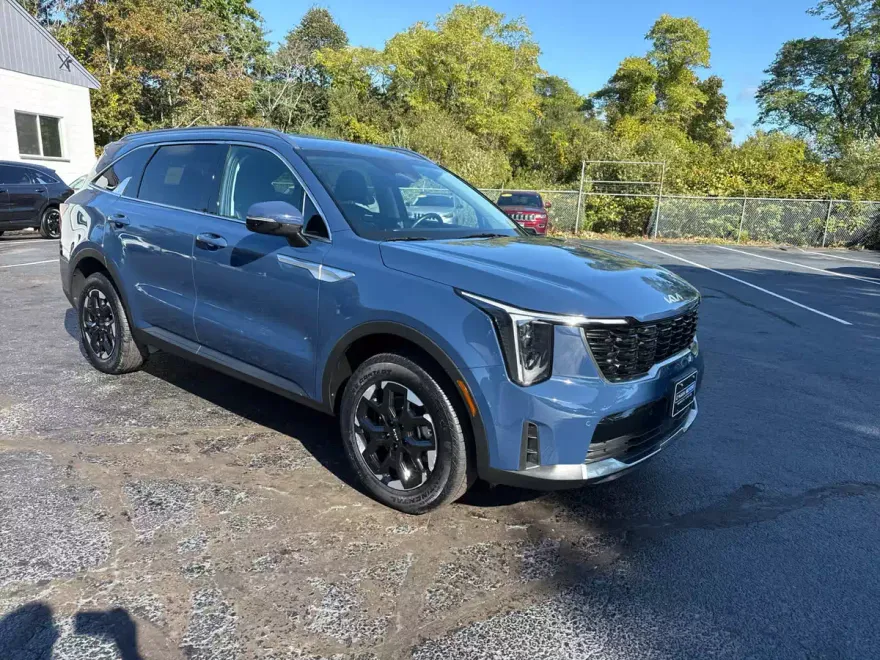 2024 Kia Sorento S photo 1