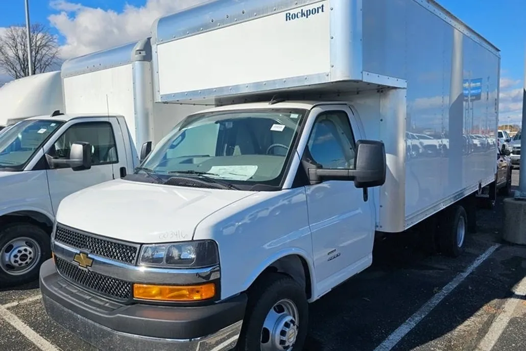 2024 Chevrolet Express Cutaway photo 1