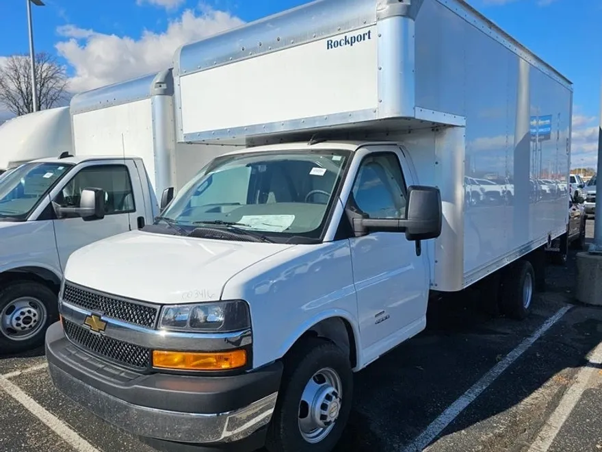 2024 Chevrolet Express Cutaway photo 1