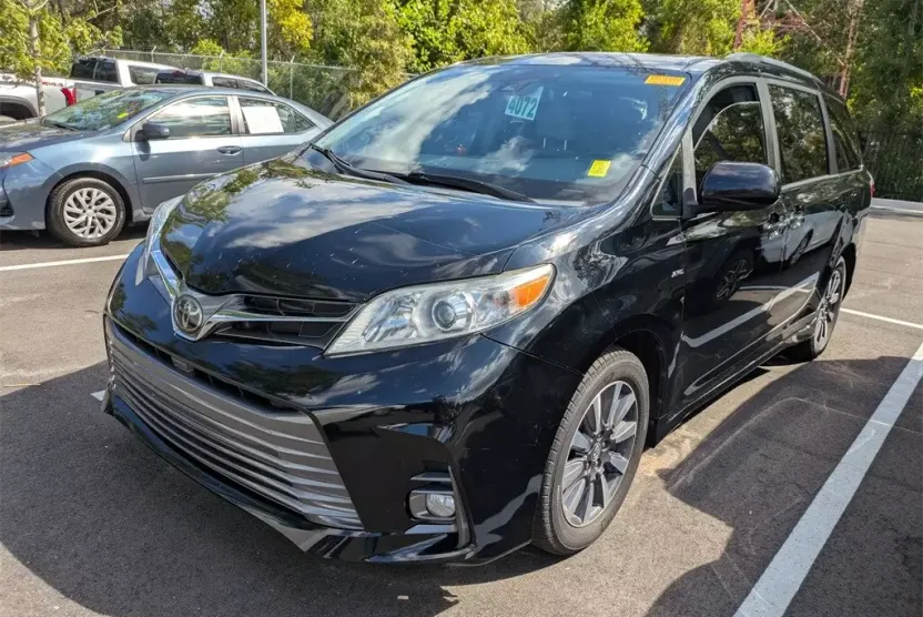 2020 Toyota Sienna XLE photo 1