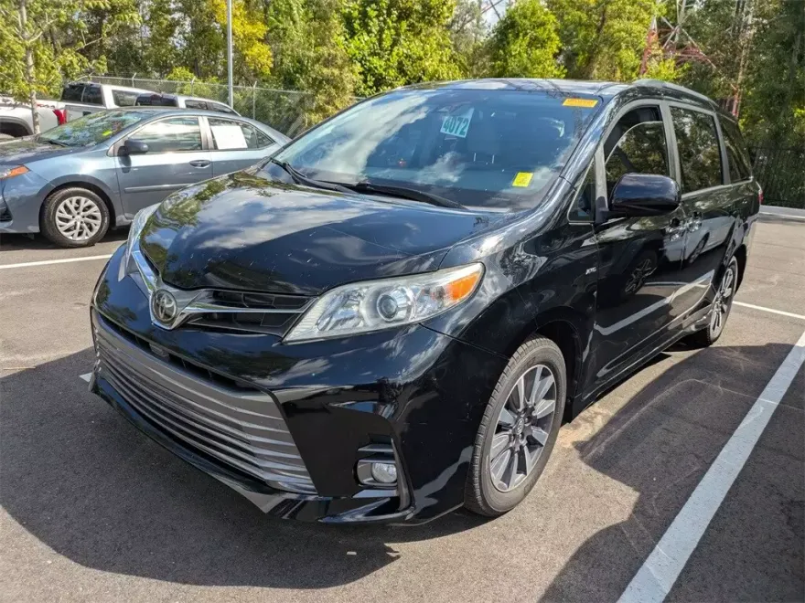 2020 Toyota Sienna XLE photo 1