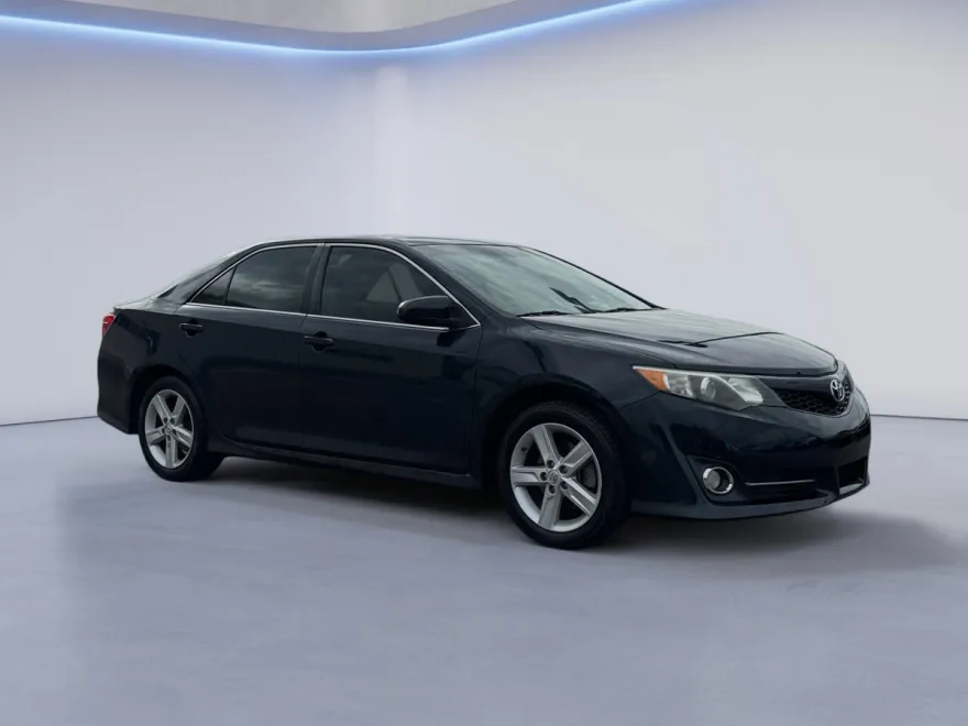 2014 Toyota Camry SE photo 1