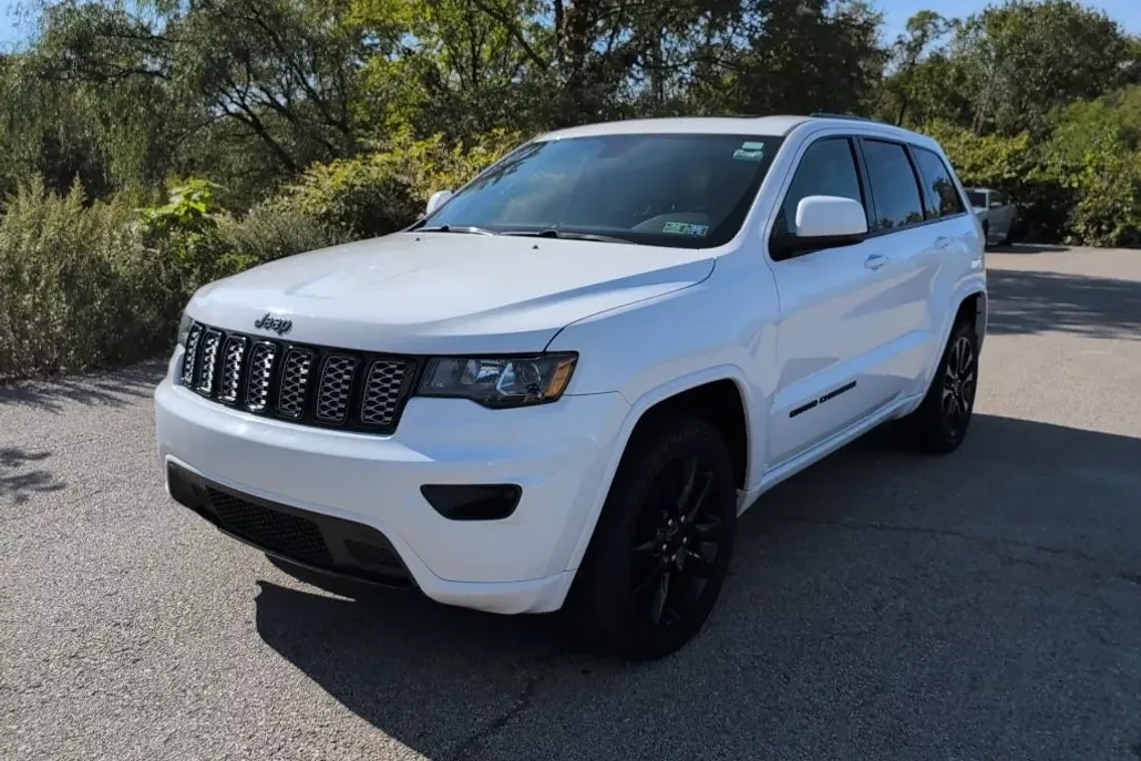 2019 Jeep Grand Cherokee Laredo photo 1