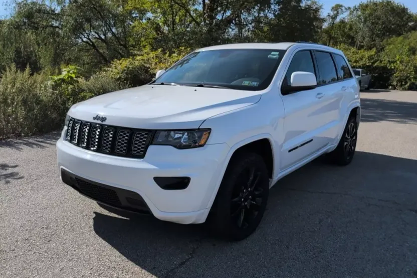 2019 Jeep Grand Cherokee Laredo photo 1
