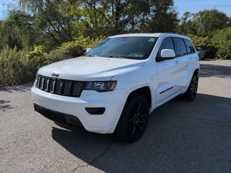 2019 Jeep Grand Cherokee Laredo photo 1