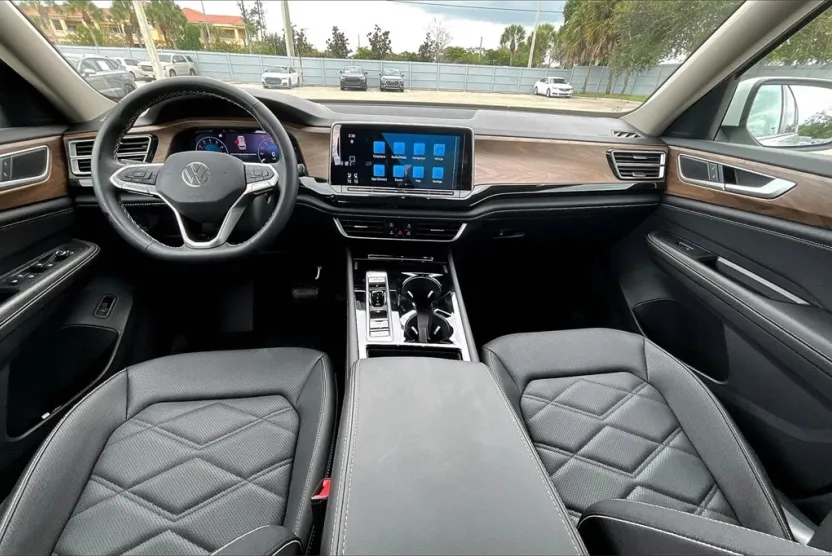 2025 Volkswagen Atlas SE Technology photo 1