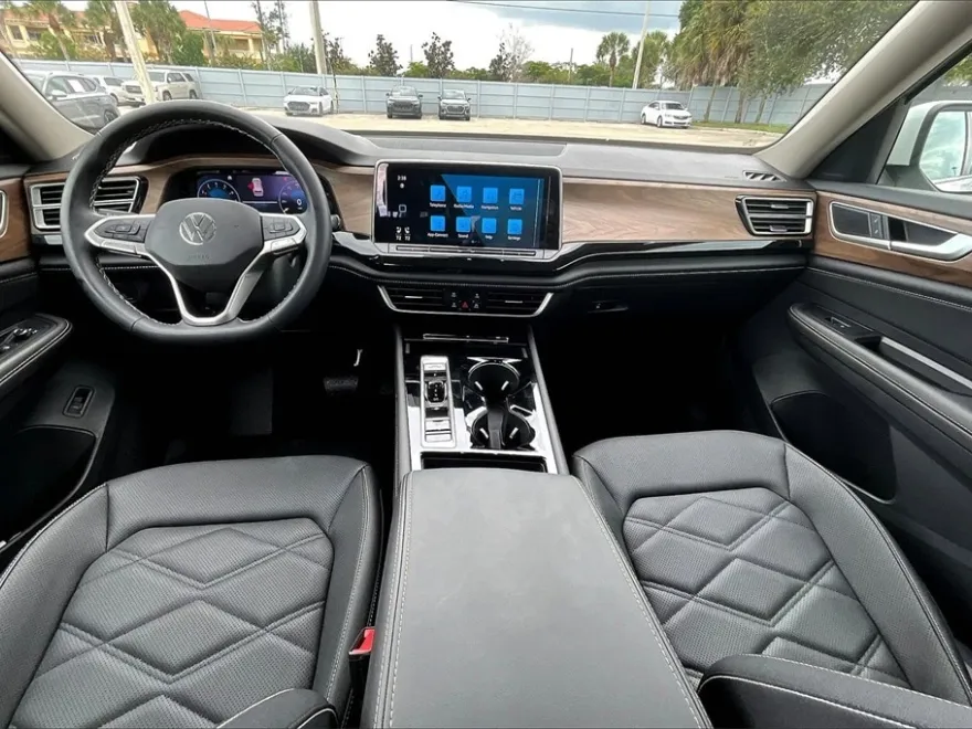2025 Volkswagen Atlas SE Technology photo 1