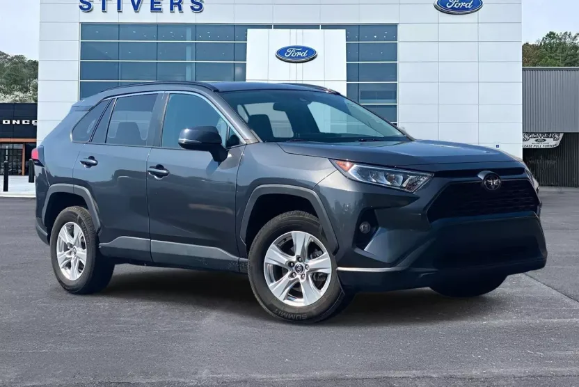 2021 Toyota RAV4 XLE photo 1