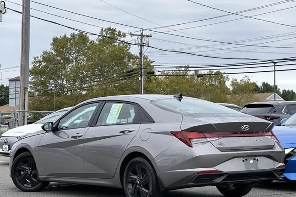 2023 Hyundai Elantra SEL photo 1