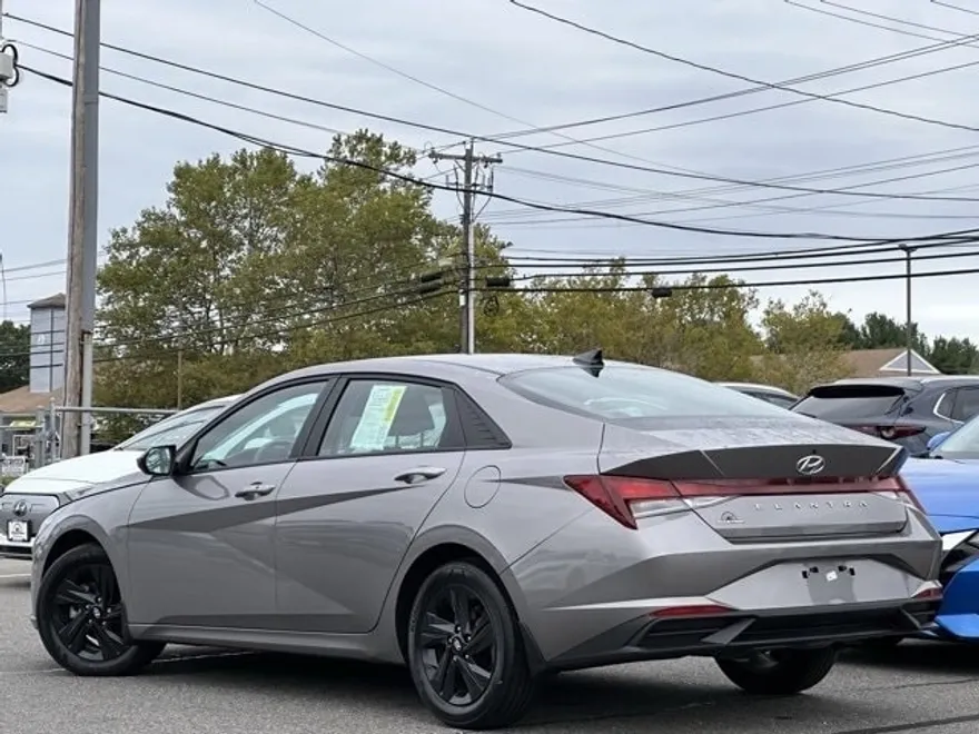 2023 Hyundai Elantra SEL photo 1