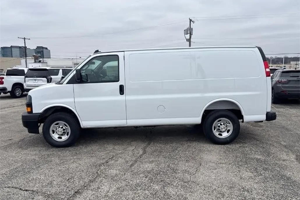 2025 Chevrolet Express Cargo 3500 Base photo 1
