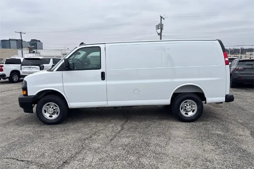 2025 Chevrolet Express Cargo 3500 Base photo 1