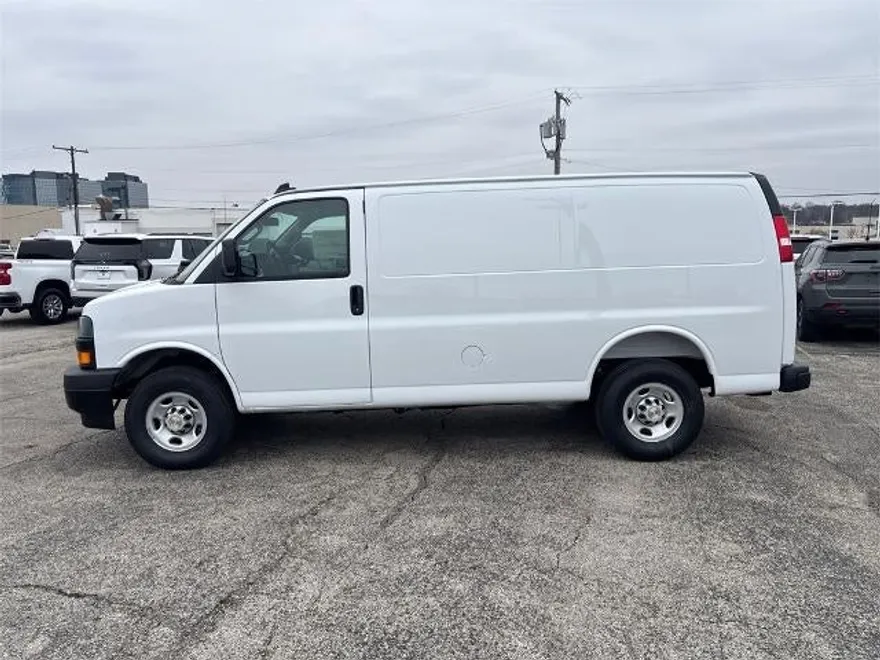 2025 Chevrolet Express Cargo 3500 Base photo 1