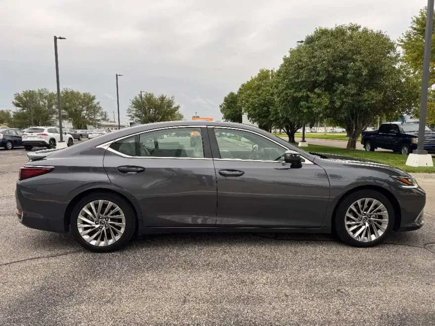 2023 Lexus ES 300h Ultra Luxury photo 1