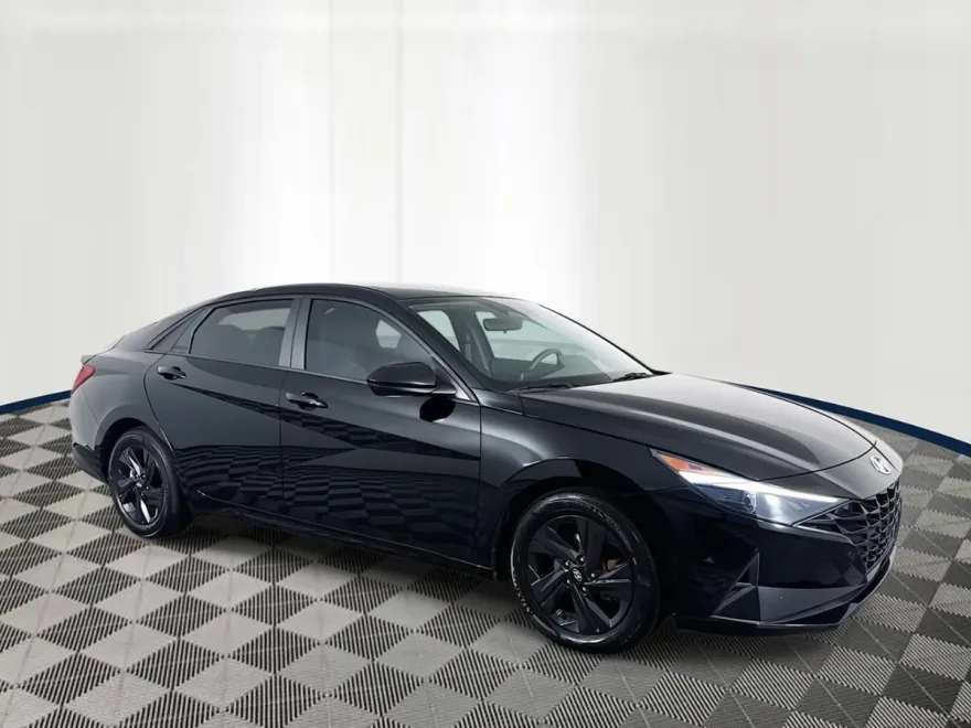 2023 Hyundai Elantra SEL photo 1