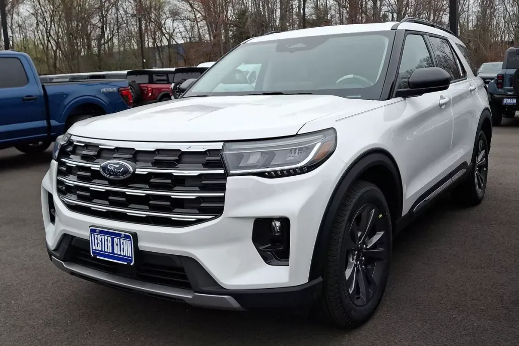 2025 Ford Explorer photo 1