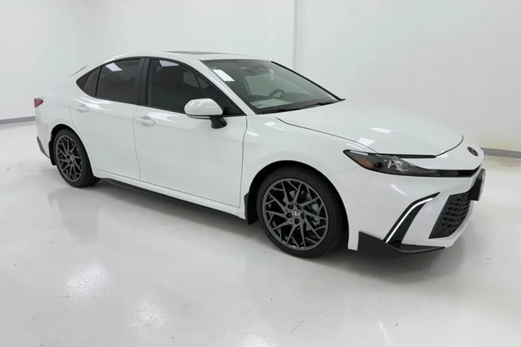 2025 Toyota Camry SE photo 1