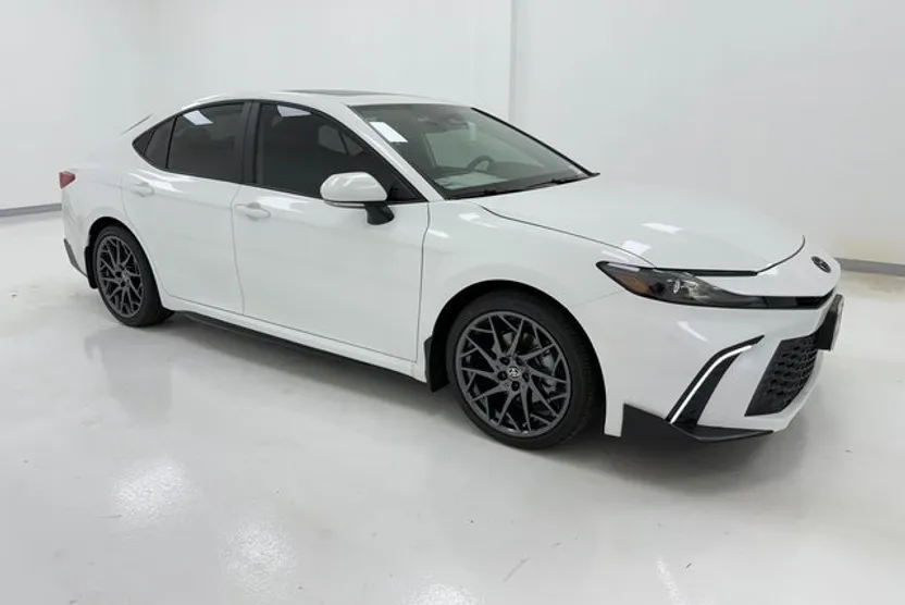 2025 Toyota Camry SE photo 1