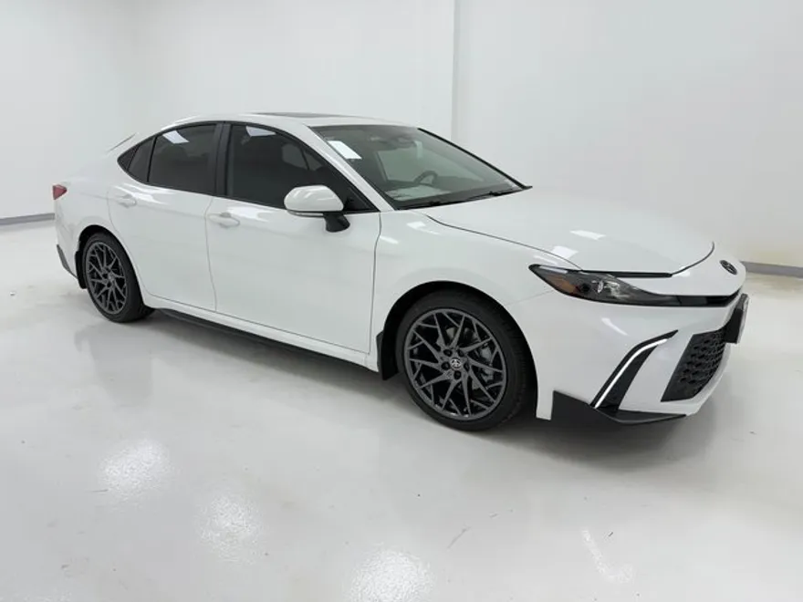 2025 Toyota Camry SE photo 1