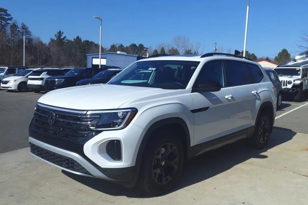 2025 Volkswagen Atlas Peak Edition photo 1