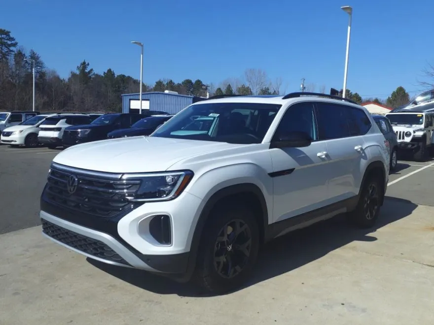 2025 Volkswagen Atlas Peak Edition photo 1