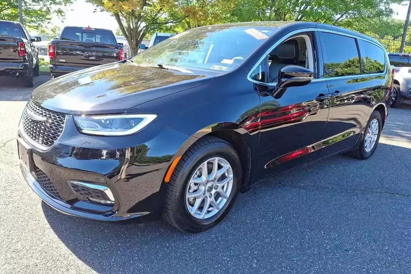 2024 Chrysler Pacifica Touring L photo 1