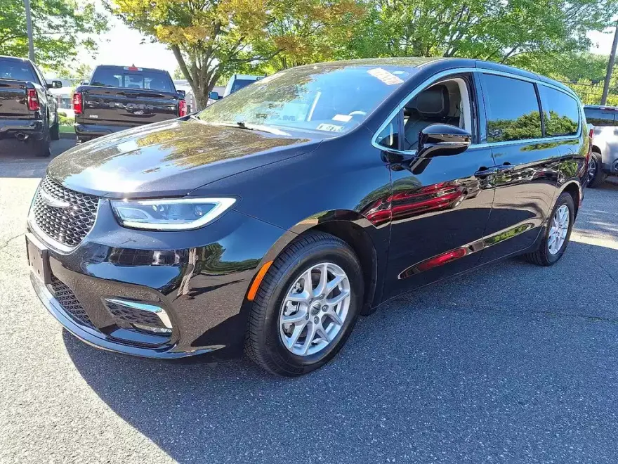 2024 Chrysler Pacifica Touring L photo 1