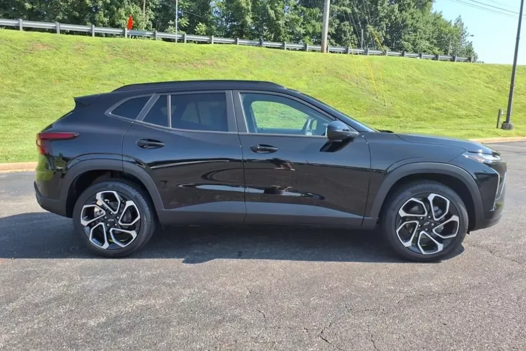 2025 Chevrolet Trax photo 1