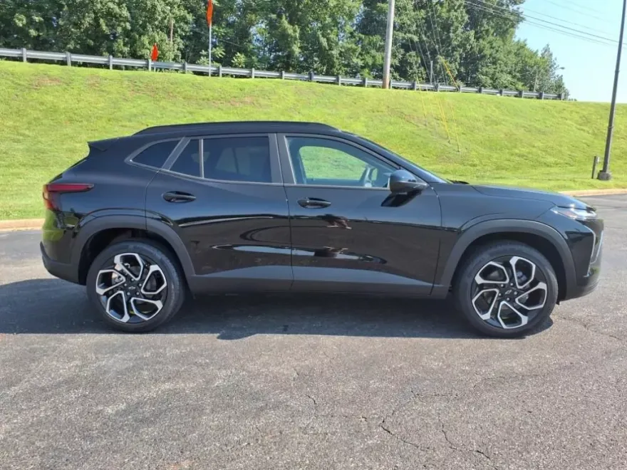 2025 Chevrolet Trax photo 1