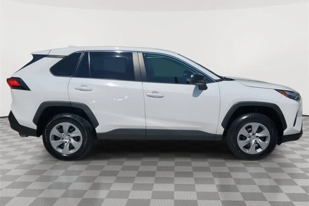 2024 Toyota RAV4 LE photo 1