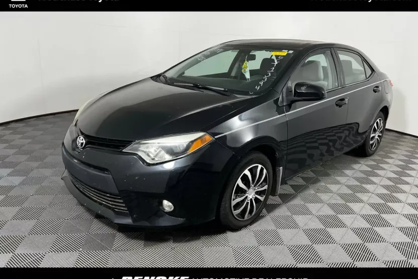 2016 Toyota Corolla LE photo 1